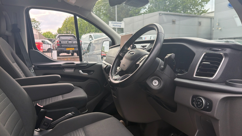 Ford Transit Custom 300 L2 Diesel Fwd 2.0 EcoBlue 130ps Low Roof D/Cab Limited Van